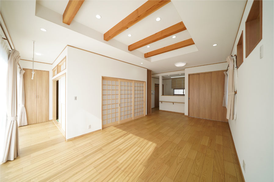 寄棟屋根の美しい佇まい。大空間のLDKと本格和室のある家。